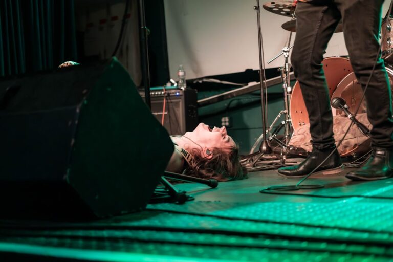 Photo emotions management on stage